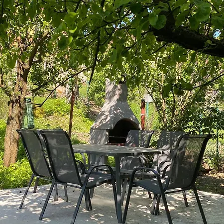 Cozy House With Garden, Gazebo And Barbecue Dovolenkový dom Velka Frankova