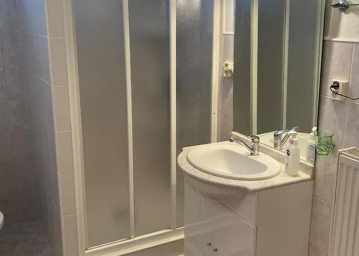 Dovolenkový dom Cozy House With Garden, Gazebo And Barbecue