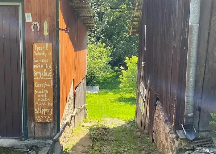 Semesterbostad Cozy House With Garden, Gazebo And Barbecue Velka Frankova